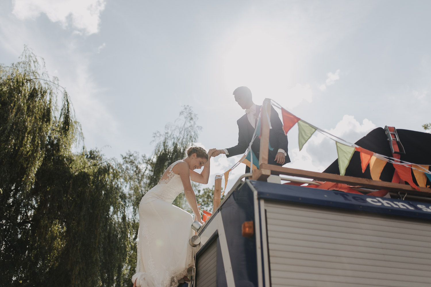 Aufgenommen von Hochzeitsfotograf Franzi aus Rostock. Zu sehen ein Foto einer DIY-Hochzeit aus Fahrenholz. 