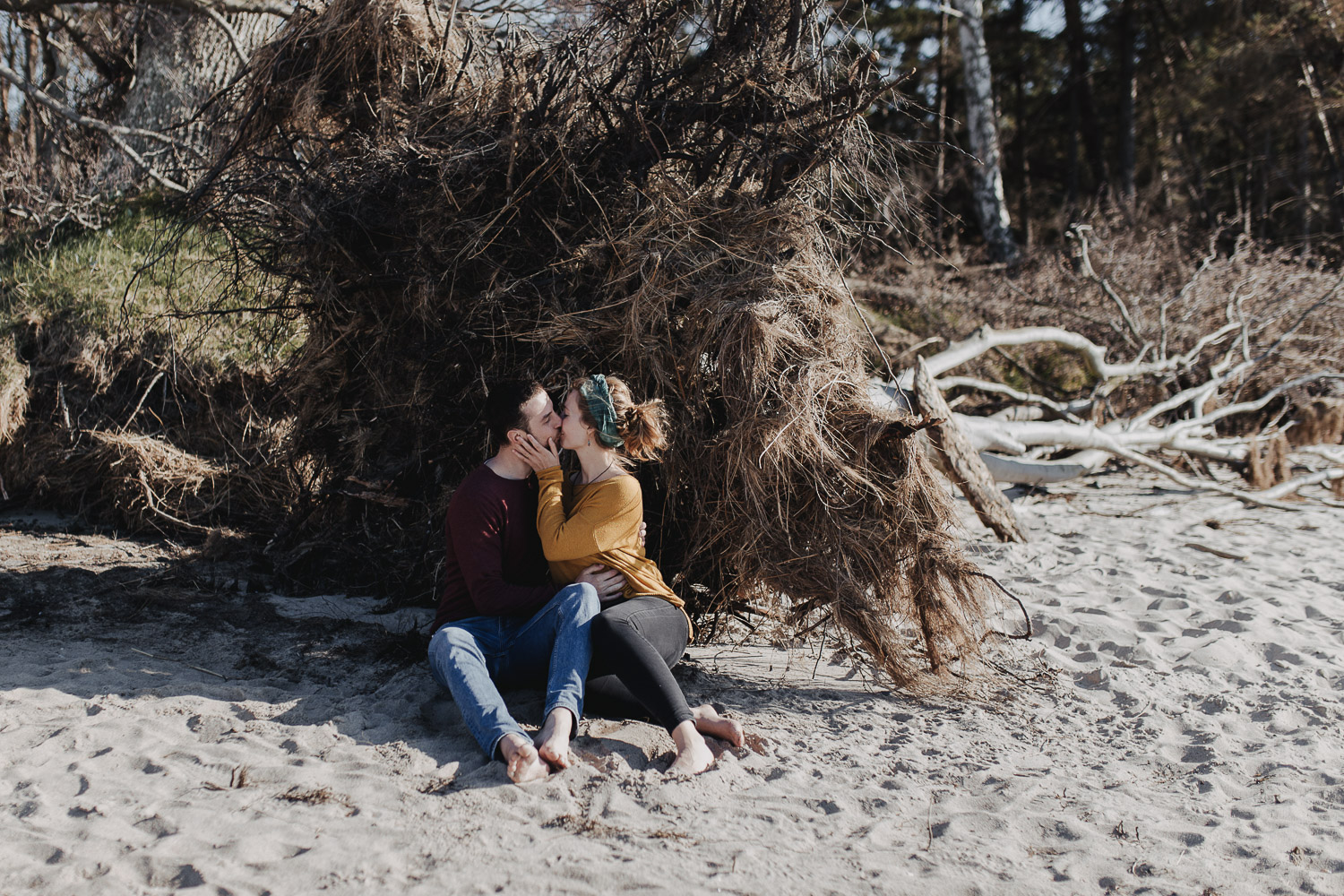 Aufgenommen von Hochzeitsfotograf Kupfergold Photographie aus Rostock. Zu sehen ist ein Foto eines Verlobunsgshootings am Ostseestrand von Torfbrücke. Couple Shoot